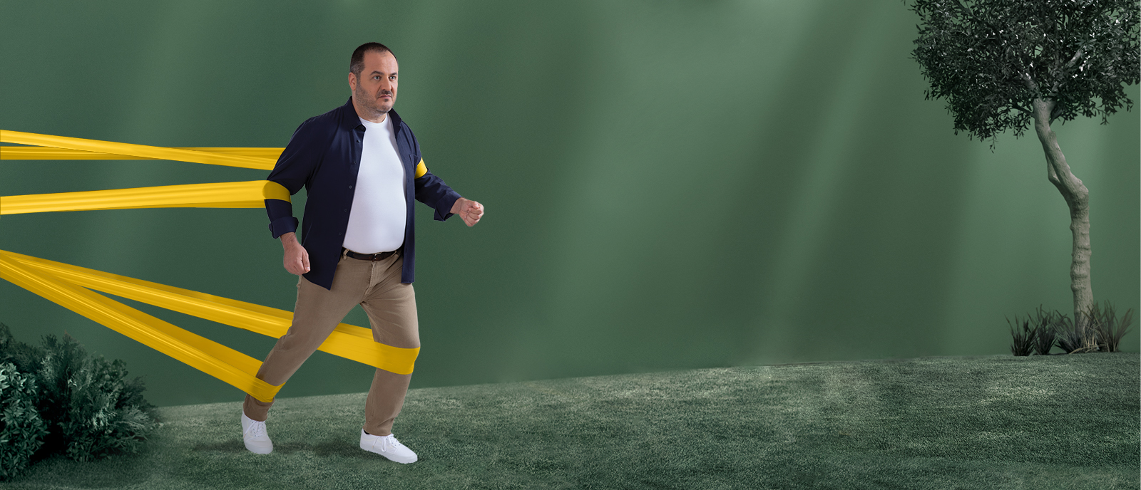 Um homem com excesso de peso/obesidade a tentar andar num parque, fica estagnado no mesmo lugar devido às faixas de resistência.